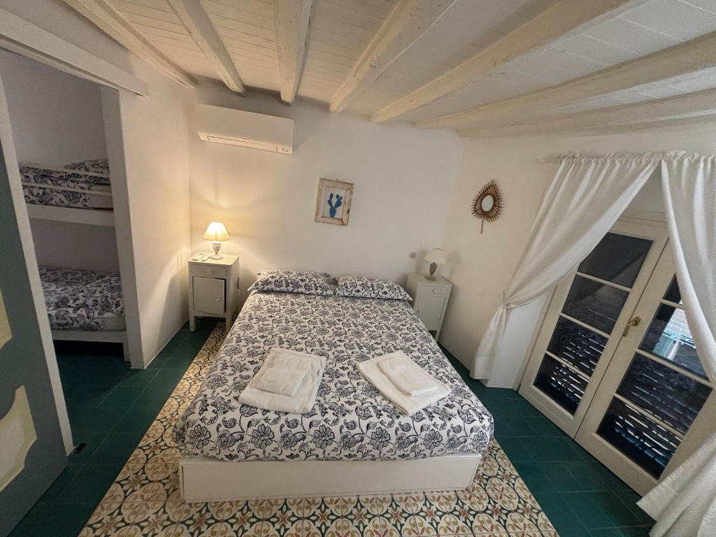 Camera da letto matrimoniale in stile tipico genovese