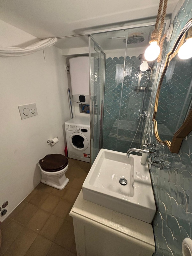 Bagno moderno arredato con comoda doccia spaziosa