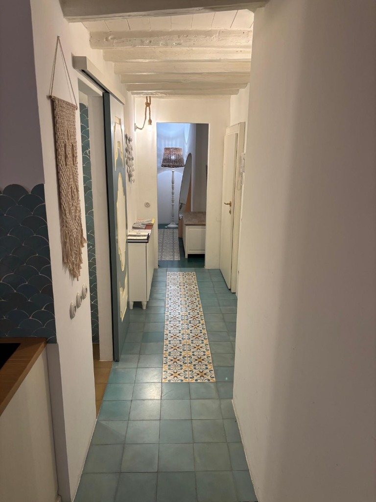 Finiture di pregio e pavimenti tipici liguri nel corridoio